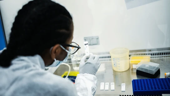 Una científica lleva a cabo test de suero en Nueva York Una científica lleva a cabo test de suero en Nueva York
