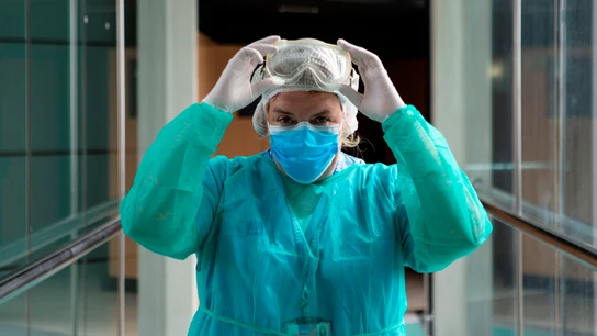 Profesional sanitaria en el hotel medicalizado Barcelona Princess. Laura Morro, jefa de trabajo social en el hotel Barcelona Princess, ha explicado a Efe que su vocación de ayuda en el contexto de esta crisis sanitaria les ha llevado a hacer más horas de las estipuladas y a dejar de lado su vida personal y familiar.