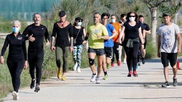 Ciudadanos salen a pasear y a correr este sábado por Barcelona