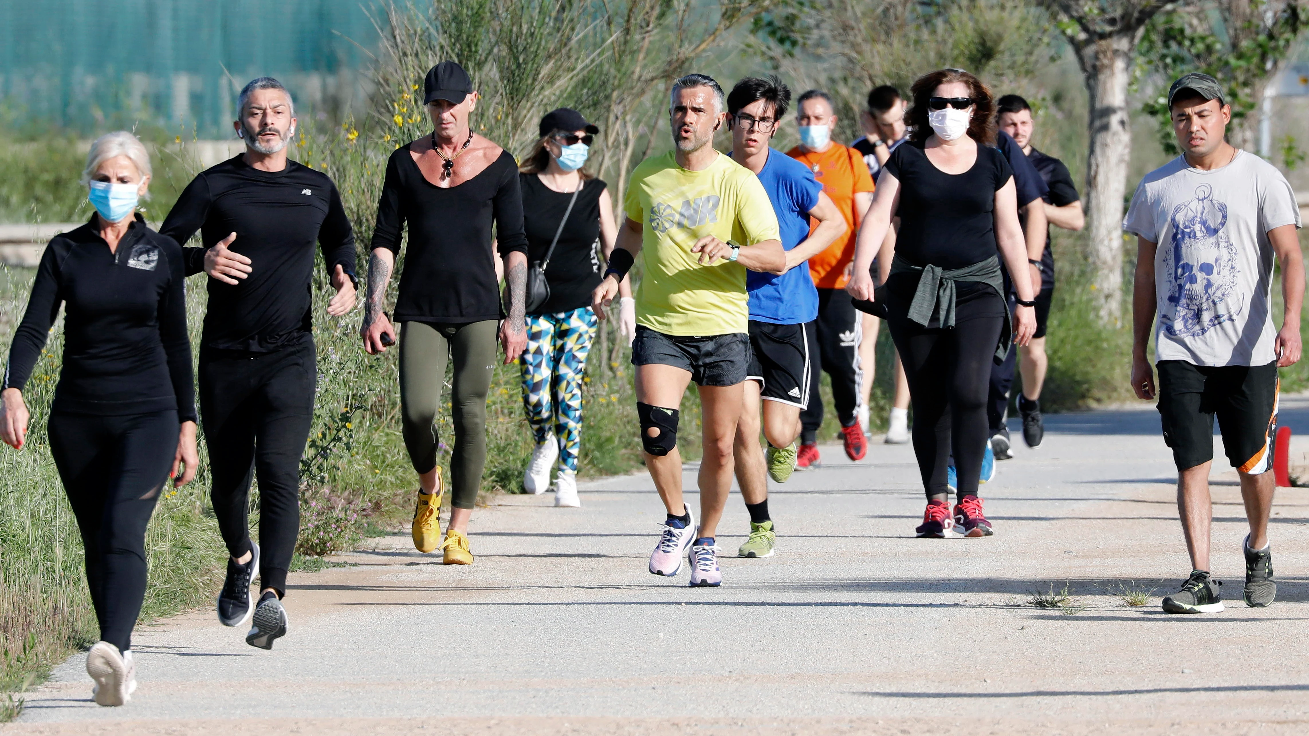 Ciudadanos salen a pasear y a correr este sábado por Barcelona