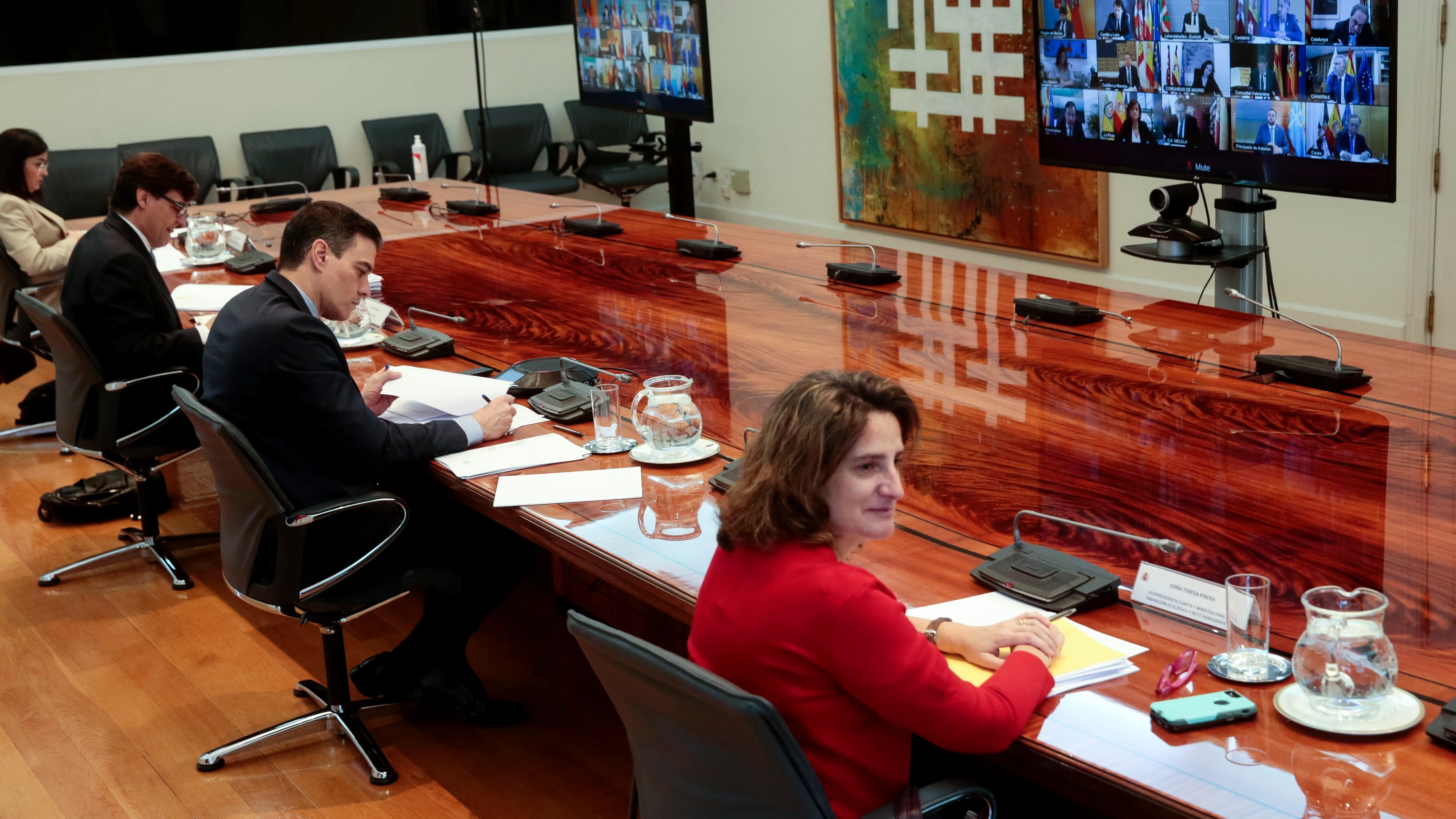 El presidente del Gobierno, Pedro Sánchez, mantiene una videoconferencia con los presidentes autonómicos