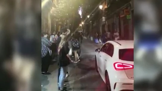 Imagen de vecinos de Malasaña en la calle pese al estado de alarma Imagen de vecinos de Malasaña en la calle pese al estado de alarma
