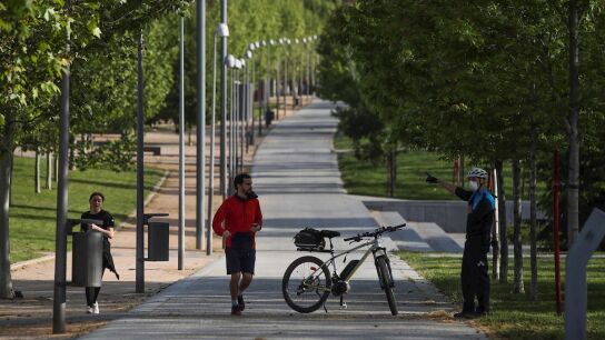 Varias personas practicando deporte