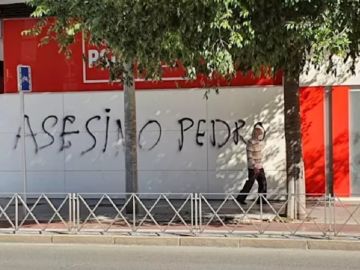 Imagen de la fachada del PSOE en Córdoba con la pintada 'Asesino Pedro' Imagen de la fachada del PSOE en Córdoba con la pintada 'Asesino Pedro'