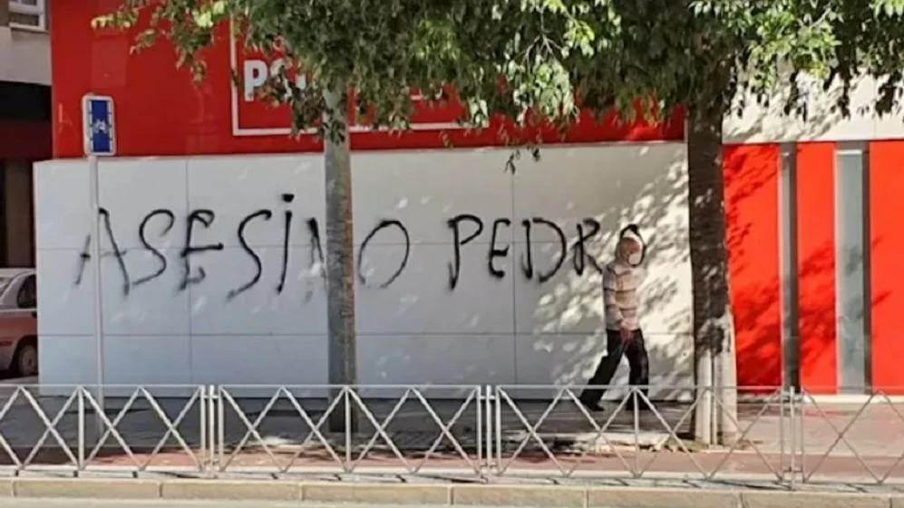 Imagen de la fachada del PSOE en Córdoba con la pintada 'Asesino Pedro'