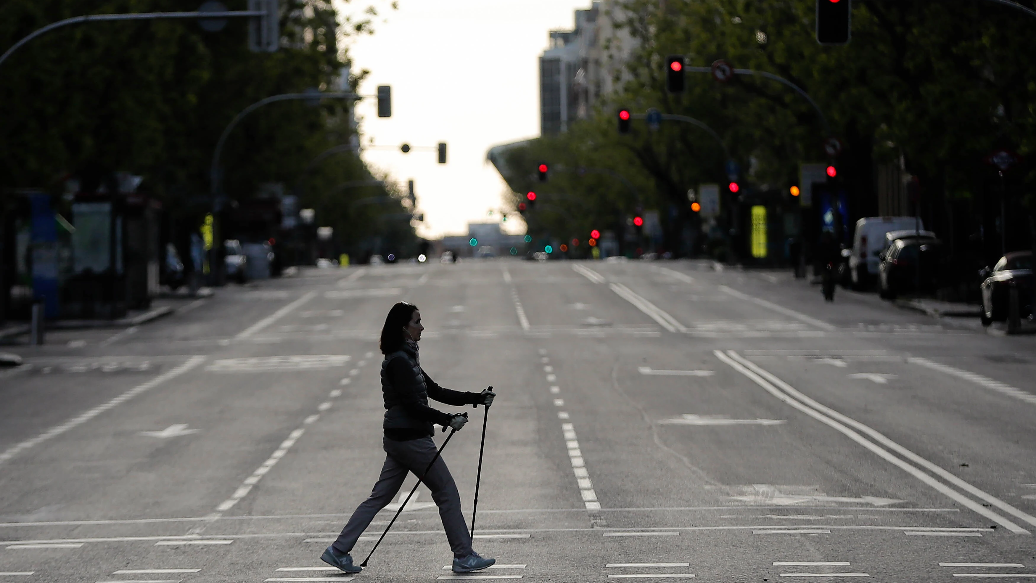 Una mujer sale a andar por las calles de Madrid