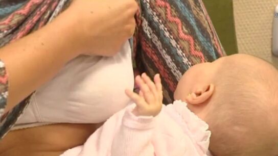 Imagen de una madre antes de amamantar a su hijo
