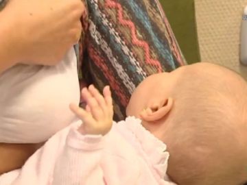 Imagen de una madre antes de amamantar a su hijo Imagen de una madre antes de amamantar a su hijo