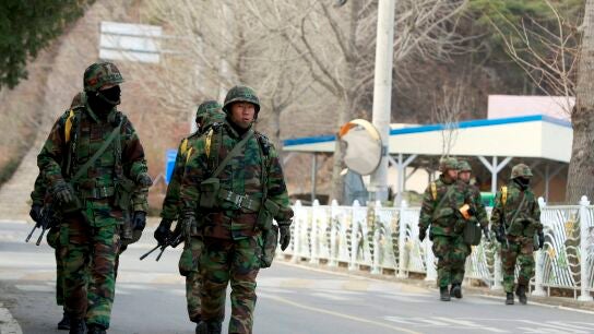 Militares de Corea del Sur patrullando