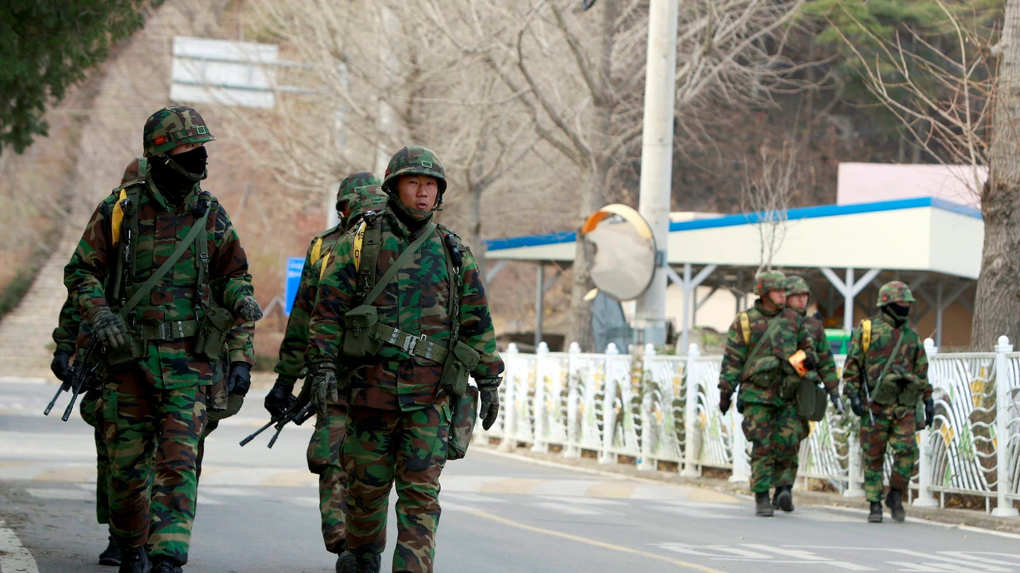 Militares de Corea del Sur patrullando Militares de Corea del Sur patrullando