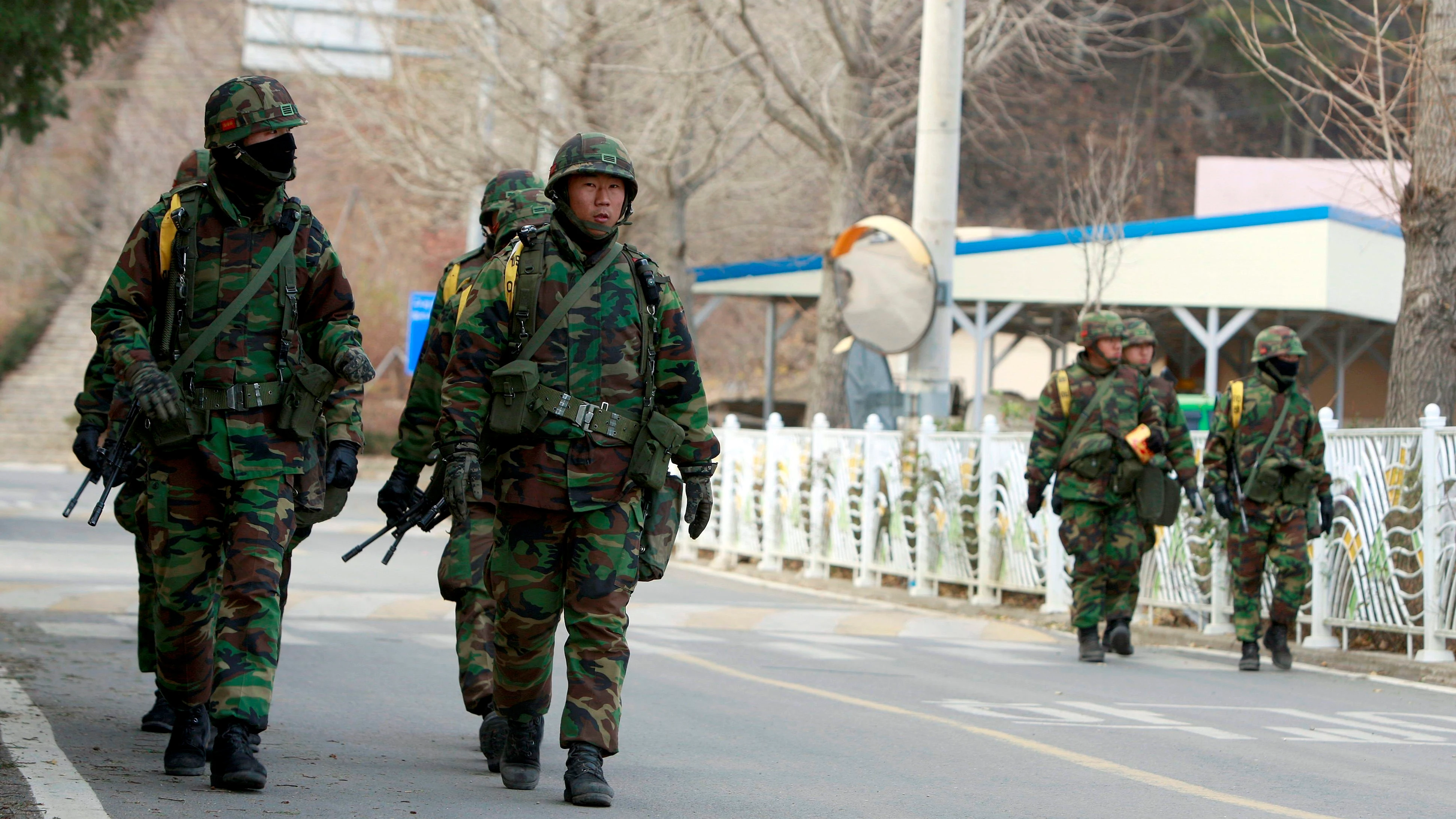 Militares de Corea del Sur patrullando