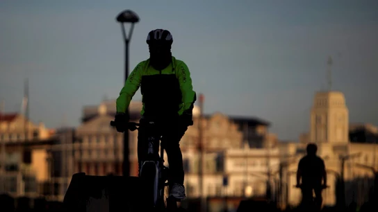 Un hombre en bicicleta circulaba por el paseo marítimo de A Coruña Un hombre en bicicleta circulaba hoy domingo por el paseo marítimo de A Coruña
