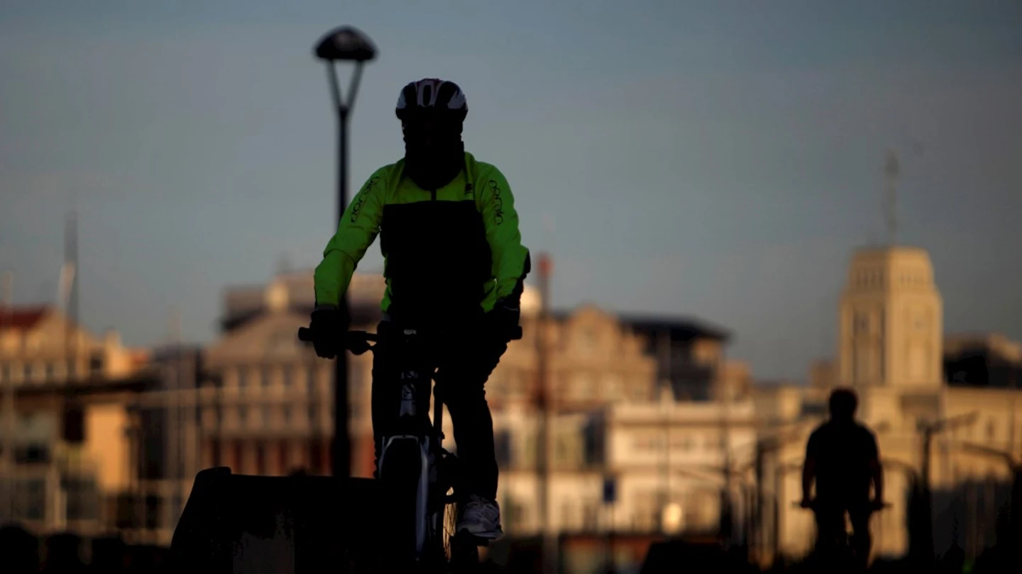 Un hombre en bicicleta circulaba por el paseo marítimo de A Coruña Un hombre en bicicleta circulaba hoy domingo por el paseo marítimo de A Coruña