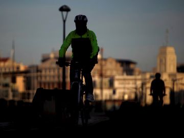 Un hombre en bicicleta circulaba por el paseo marítimo de A Coruña Un hombre en bicicleta circulaba por el paseo marítimo de A Coruña