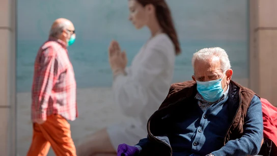 Los mayores cumplen con el uso obligatorio de mascarillas reparto gratuito de mascarillas