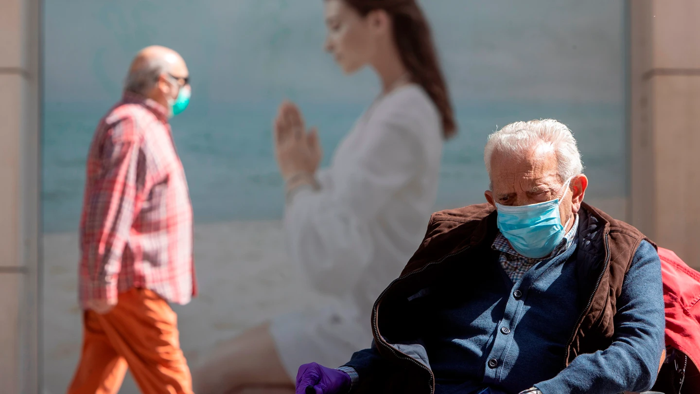 Los mayores cumplen con el uso obligatorio de mascarillas reparto gratuito de mascarillas
