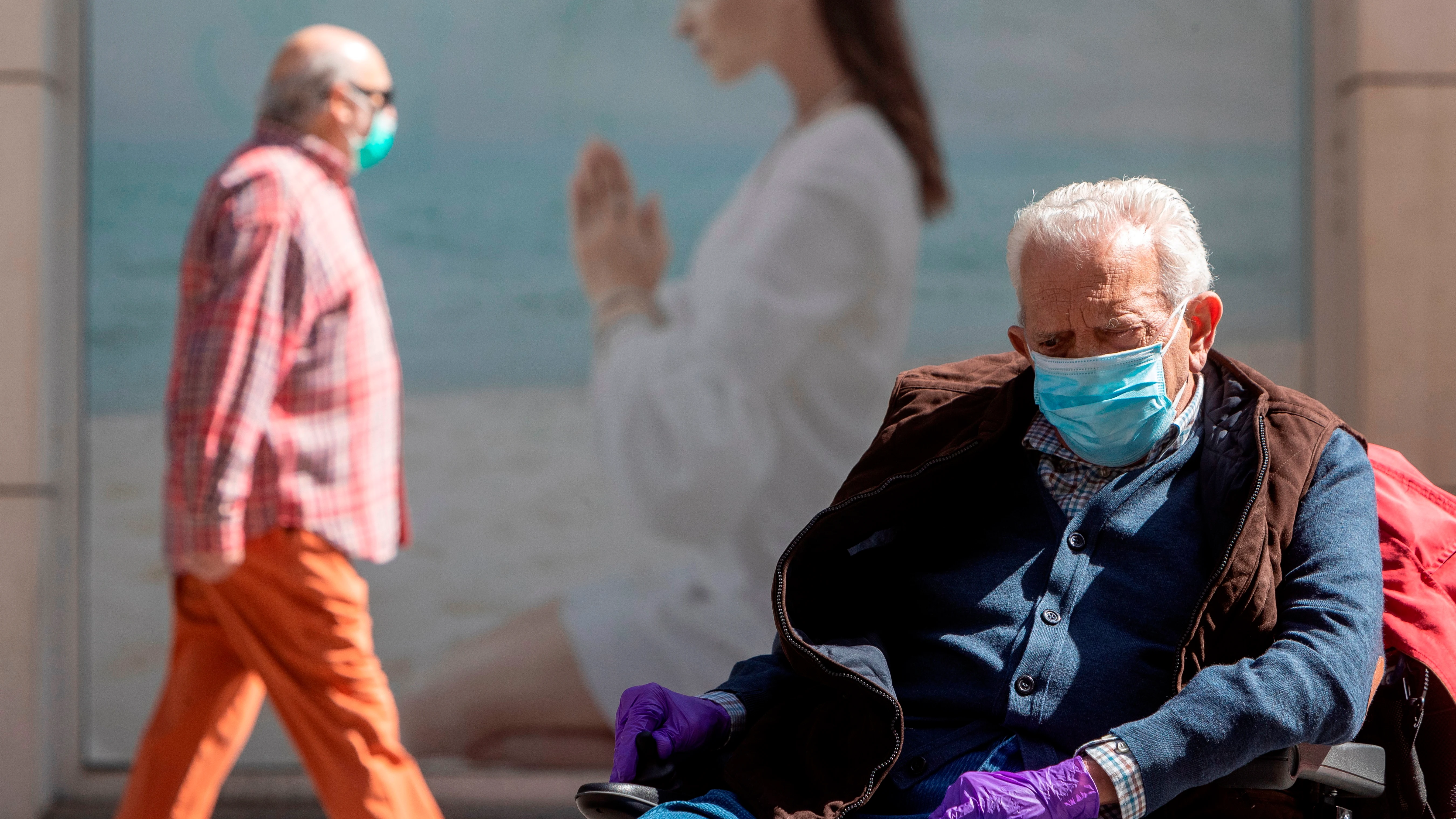 Los mayores cumplen con el uso obligatorio de mascarillas reparto gratuito de mascarillas
