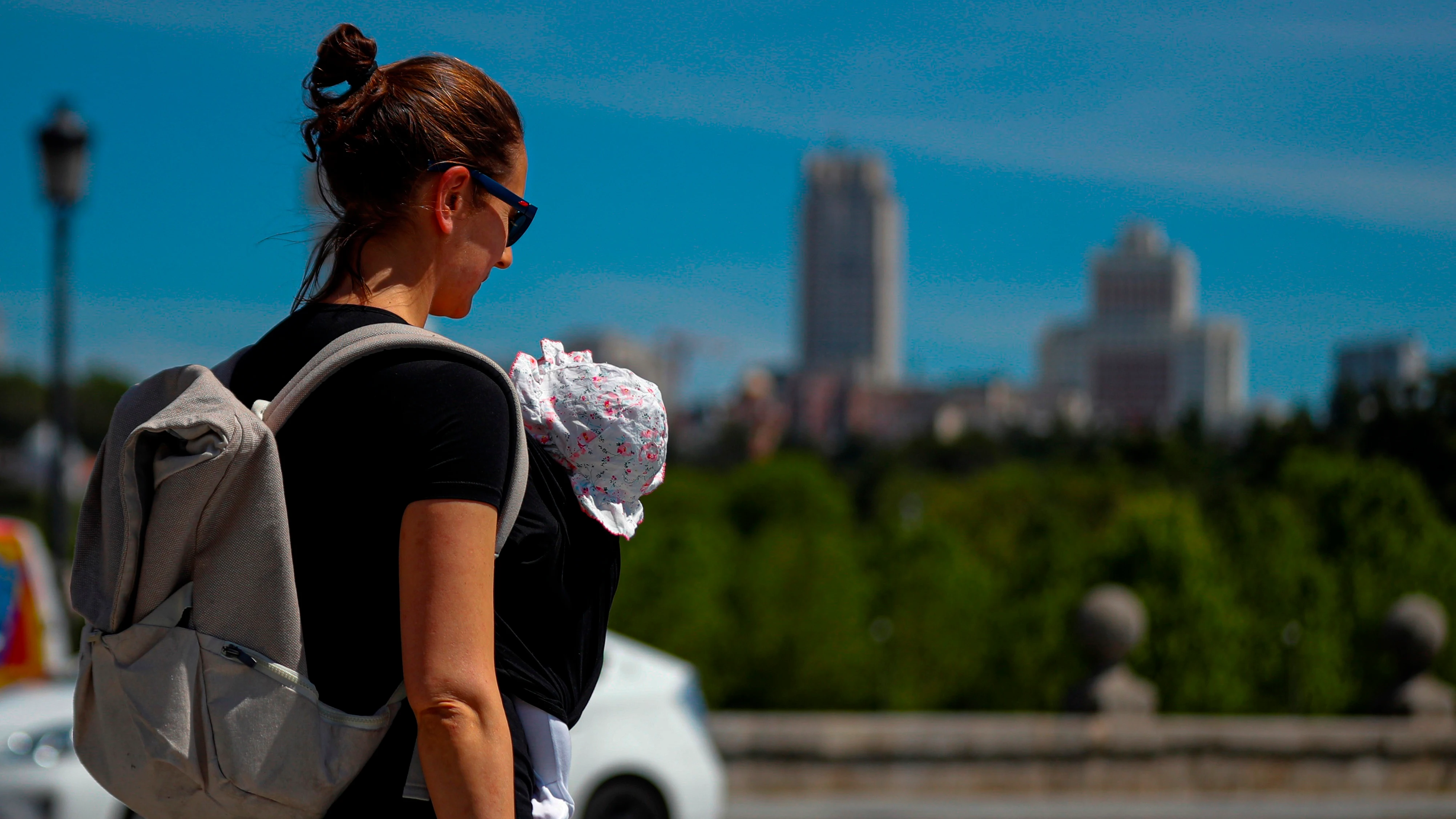 Una madre pasea con su bebé en Madrid durante el Día de la Madre