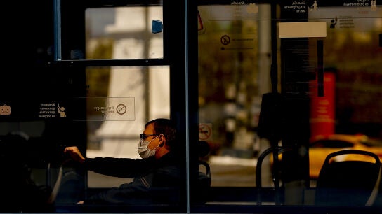 Un hombre viaja en transporte p&uacute;blico en Mosc&uacute;