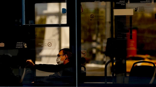 Un hombre viaja en transporte público en Moscú Un hombre viaja en transporte público en Moscú