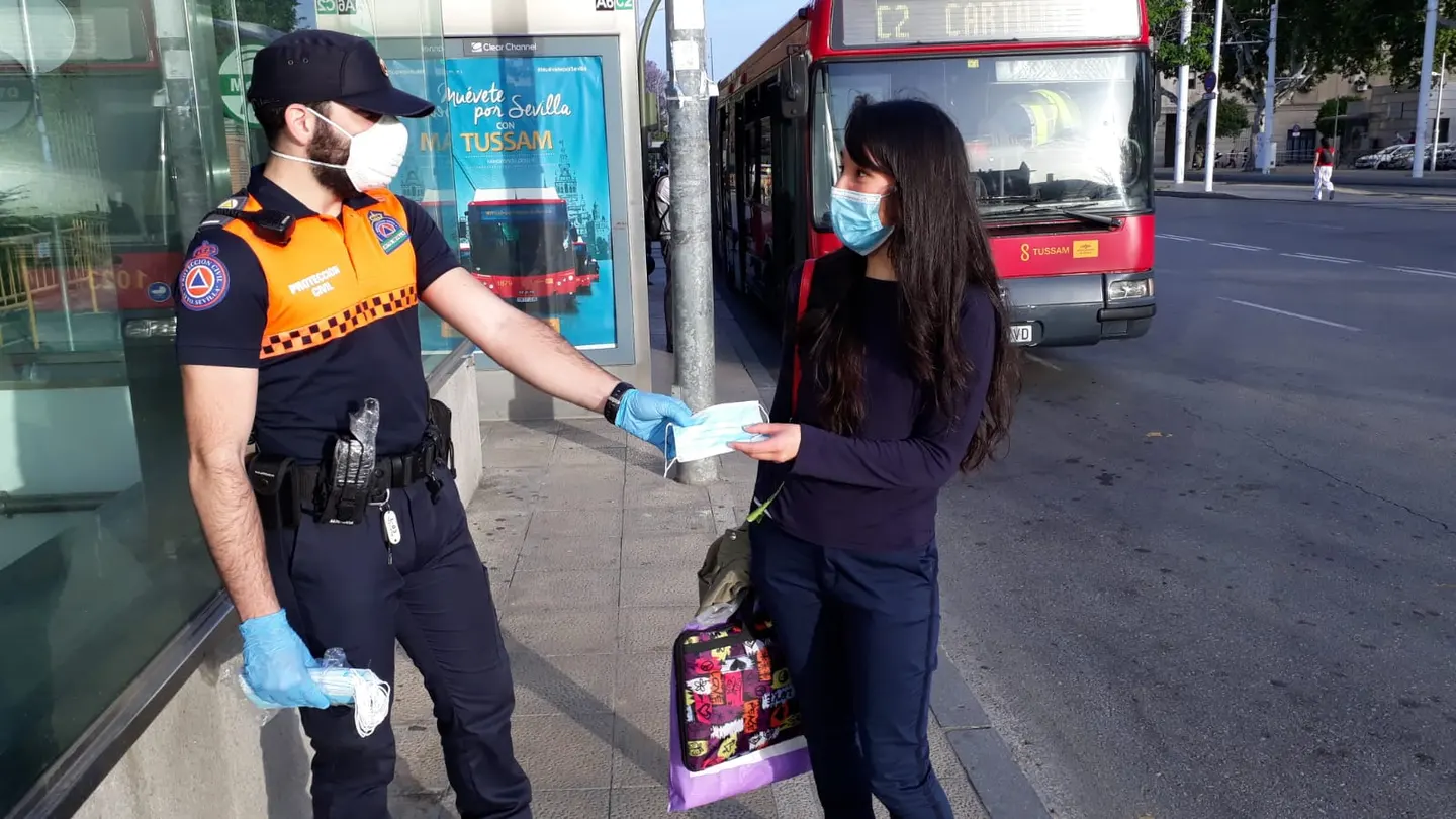 Protección Civil reparte mascarillas este lunes en Sevilla Protección Civil reparte mascarillas