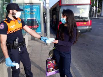 Protección Civil reparte mascarillas este lunes en Sevilla Protección Civil reparte mascarillas este lunes en Sevilla