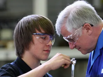 Horst Seehofer visita una planta de producción de BMW. Horst Seehofer visita una planta de producción de BMW.