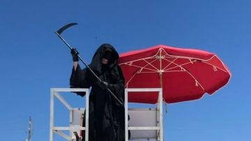 El abogado y activista Daniel Uhlfelder disfrazado de 'La muerte' en una playa de Florida