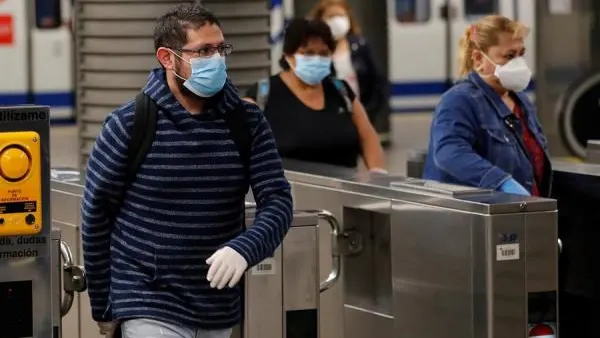 Gente con mascarilla en el transporte público