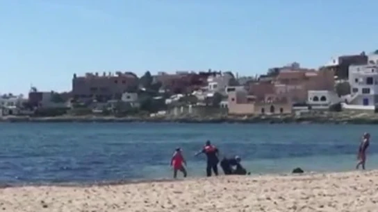Detenidas tres personas por saltarse el confinamiento e intentar ahogar a un policía en Ibiza Detenidas tres personas por saltarse el confinamiento e intentar ahogar a un policía en Ibiza