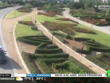 Así echa la policía a un 'runner' tras saltar la valla y colarse en Madrid Río: "Ahora parece que todo el mundo hace deporte" Así echa la policía a un 'runner' tras saltar la valla y colarse en Madrid Río: "Ahora parece que todo el mundo hace deporte"