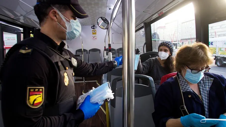 La Policía Nacional realizó a primera hora un reparto de mascarillas