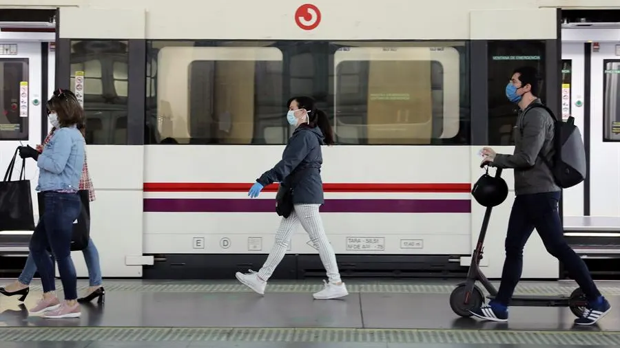 Usuarios del transporte público en el día que arranca la Fase 0 de la desescalada