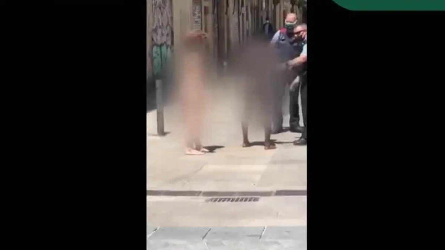 Detienen al presunto autor de una agresión sexual mientras caminaba desnudo por Barcelona Detienen al presunto autor de una agresión sexual mientras caminaba desnudo por Barcelona