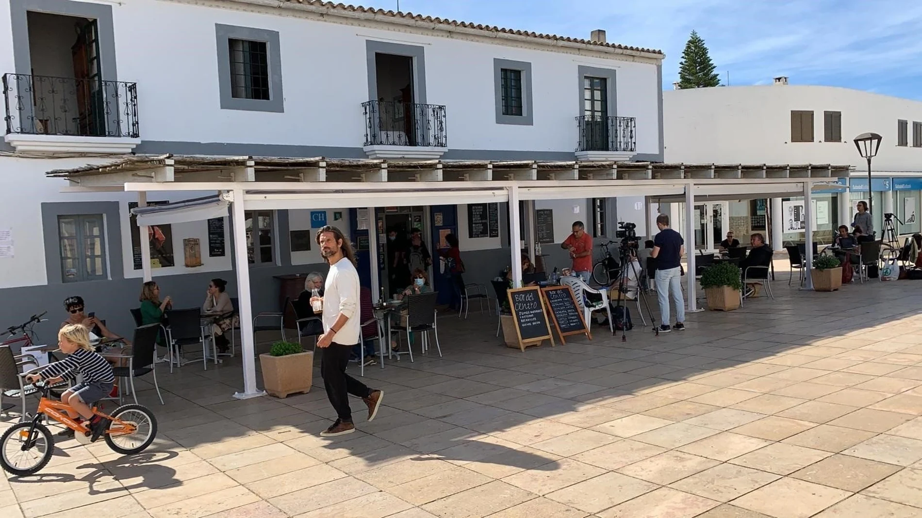 Uno de los bares abiertos en la localidad de Sant Francesc (Formentera)