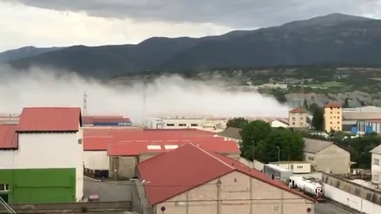 Un incendio en una mezcladora de cloro obliga a confinar a la población en Sabiñánigo Un incendio en una mezcladora de cloro obliga a confinar a la población en Sabiñánigo