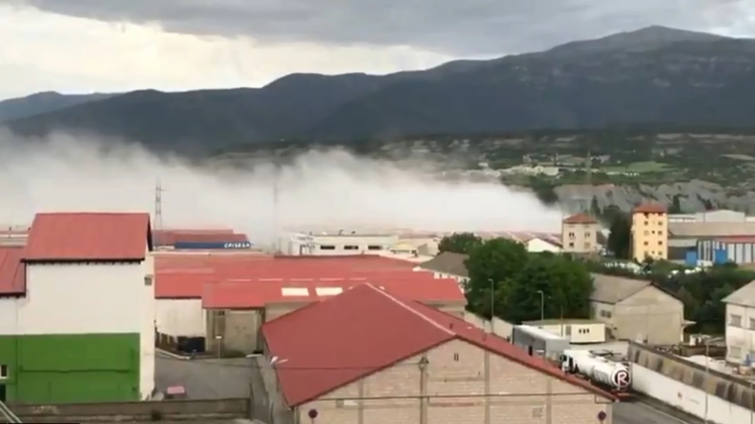 Un incendio en una mezcladora de cloro obliga a confinar a la población en Sabiñánigo