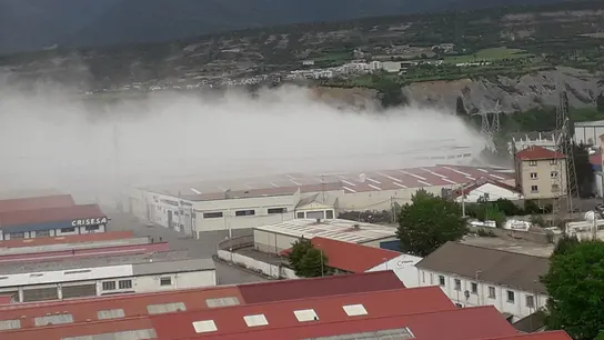 Un incendio en una planta química de una imagen de archivo. Un incendio en una planta química de una imagen de archivo.
