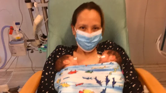 Mili durante el primer kanguro con son hijas un mes después de nacer. Mili durante el primer kanguro con son hijas un mes después de nacer.