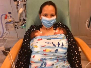 Mili durante el primer kanguro con son hijas un mes después de nacer. Mili durante el primer kanguro con son hijas un mes después de nacer.