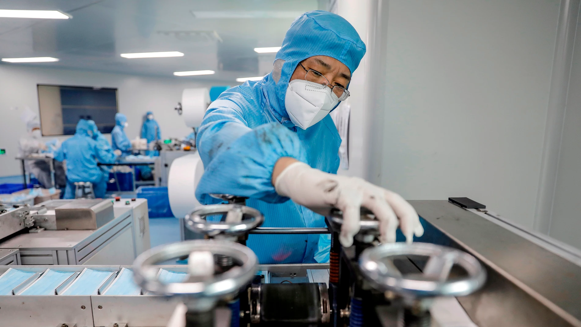 Un operario chino en un fábrica de mascarillas en Beijing