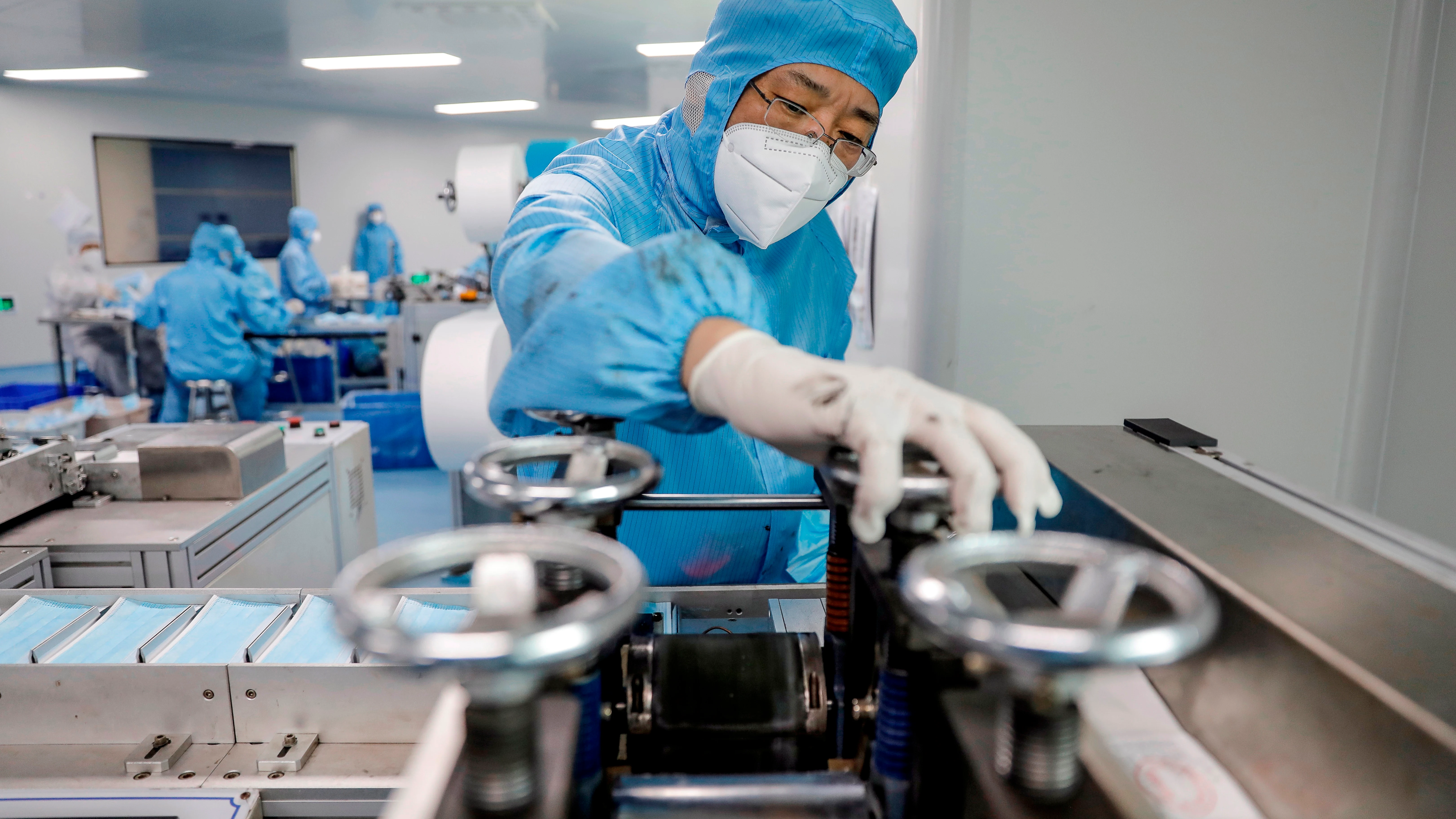 Un operario chino en un fábrica de mascarillas en Beijing