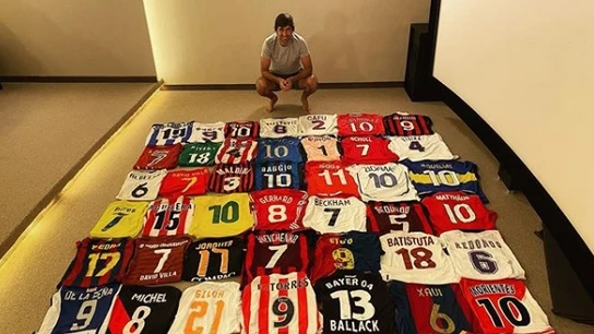 Raúl posa con sus camisetas. Raúl posa con sus camisetas.