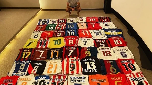 Raúl posa con sus camisetas.
