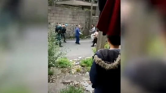 Los vecinos del poblado de O Vao reciben con piedras a la Policía. Los vecinos del poblado de O Vao reciben con piedras a la Policía.