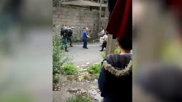 Los vecinos del poblado de O Vao reciben con piedras a la Policía.