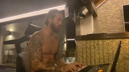 Sergio Ramos tocando el piano Sergio Ramos tocando el piano