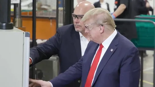 Donald Trump visita una fábrica de mascarillas en Arizona Donald Trump visita una fábrica de mascarillas en Arizona