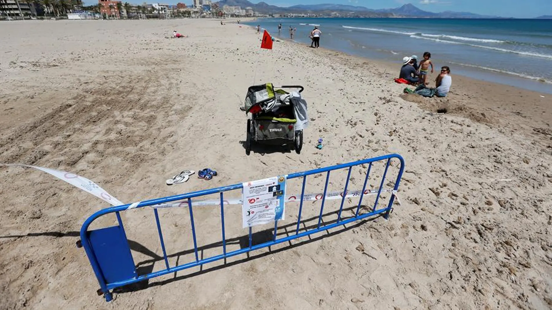 Separación en la playa en la frontera entre Alicante y El Campello