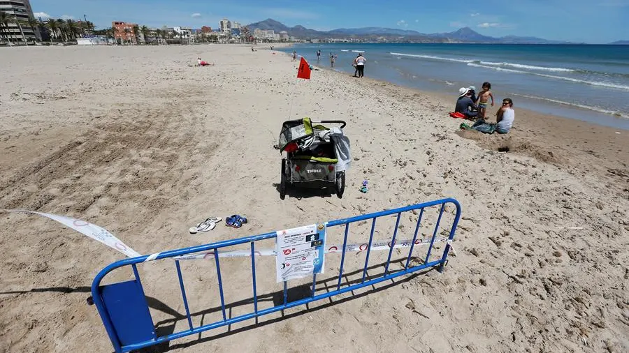 Separación en la playa en la frontera entre Alicante y El Campello